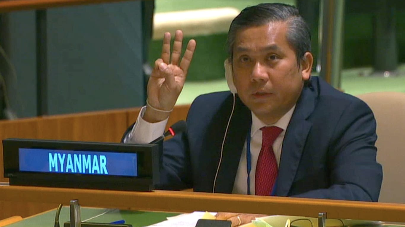 Myanmars UN-Botschafter Kyaw Moe Tun: Der Drei-Finger-Gruß ist Zeichen der Protestbewegung gegen die Militärjunta.