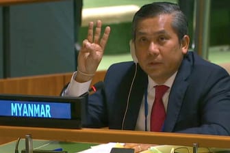 Myanmars UN-Botschafter Kyaw Moe Tun: Der Drei-Finger-Gruß ist Zeichen der Protestbewegung gegen die Militärjunta.