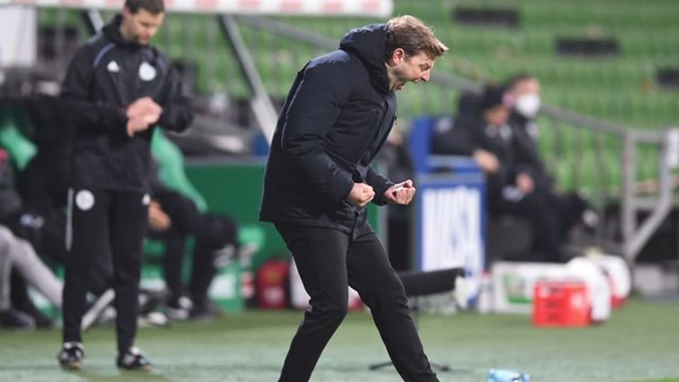 Werder-Coach Florian Kohfeldt jubelt über den Bremer Sieg.