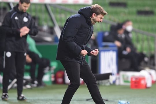 Werder-Coach Florian Kohfeldt jubelt über den Bremer Sieg.