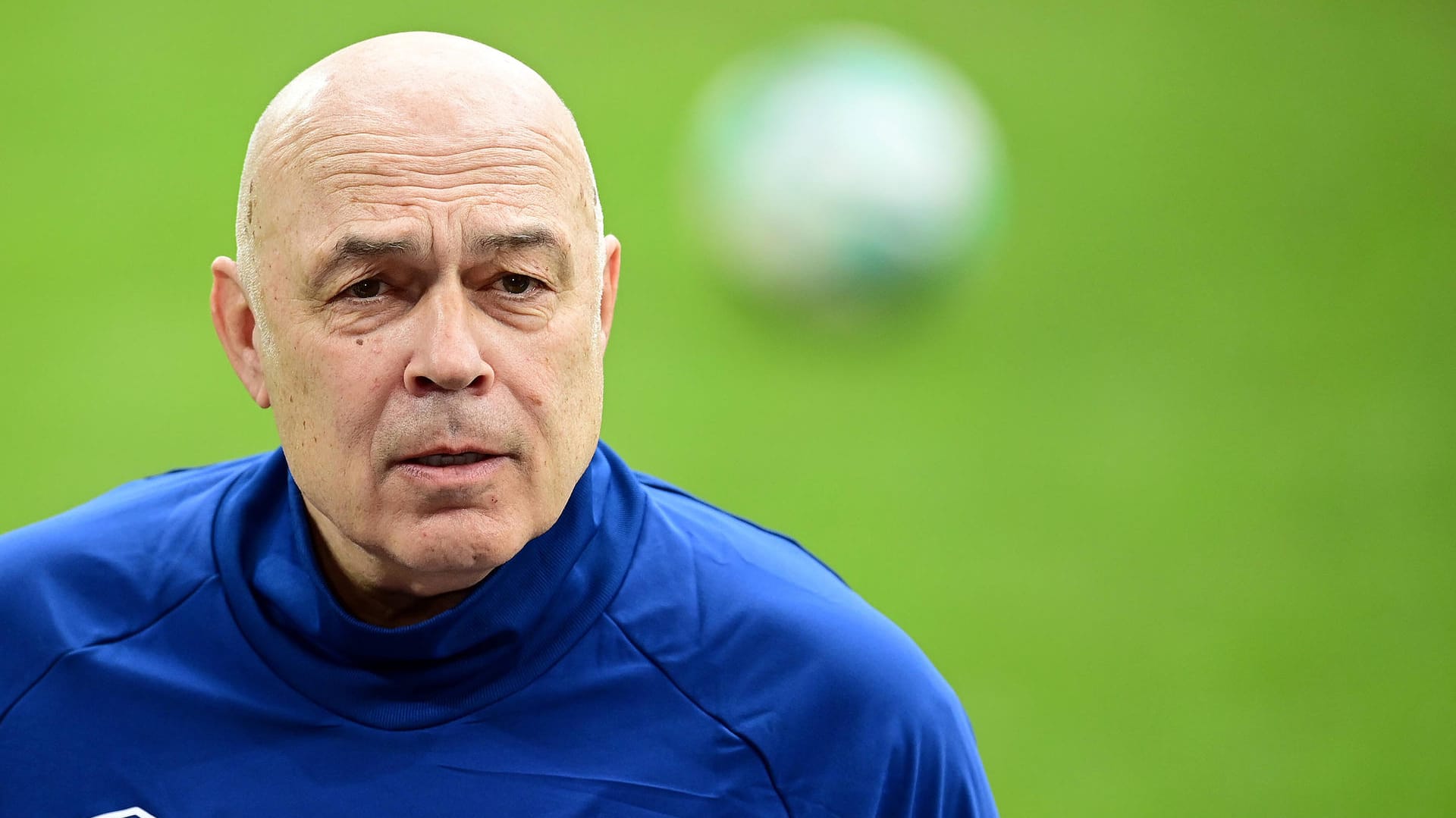 Christian Gross: Der Schalke-Trainer wird intern wohl scharf kritisiert. Christian Gross: Der Schalke-Trainer wird intern wohl scharf kritisiert.