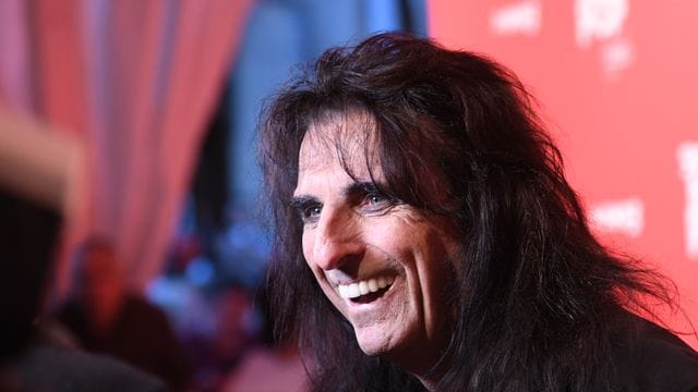 Alice Cooper gefällt sich in der Rolle des sanftmütigen Großvaters.