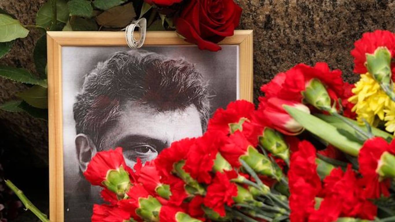 Blumen vor einem Porträt des ermordeten russischen Oppositionsführers Boris Nemzow.