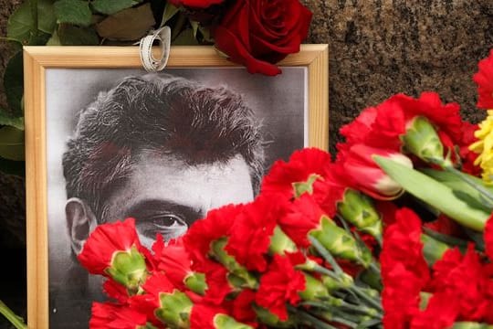 Blumen vor einem Porträt des ermordeten russischen Oppositionsführers Boris Nemzow.