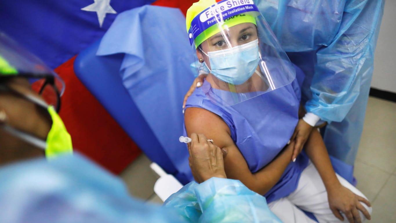 In Venezuela werden Gesundheitsmitarbeiter mit dem russischen Impfstoff Sputnik V geimpft: Russland, China und Indien haben bereits Millionen von Dosen an arme Länder geliefert.