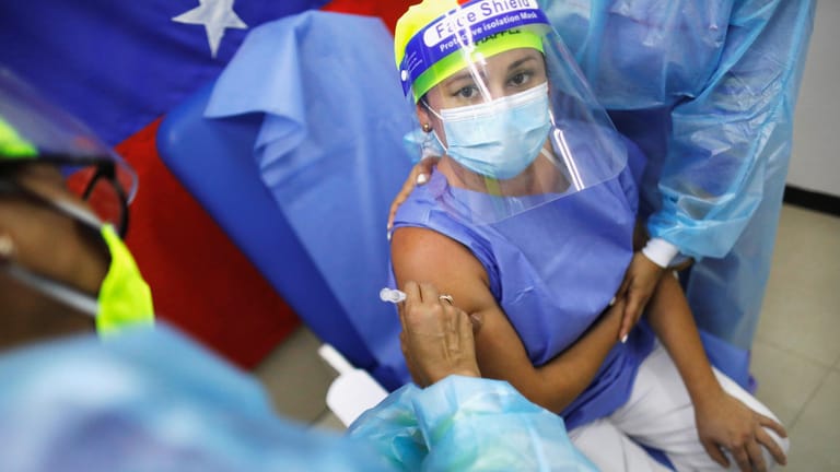 In Venezuela werden Gesundheitsmitarbeiter mit dem russischen Impfstoff Sputnik V geimpft: Russland, China und Indien haben bereits Millionen von Dosen an arme Länder geliefert.