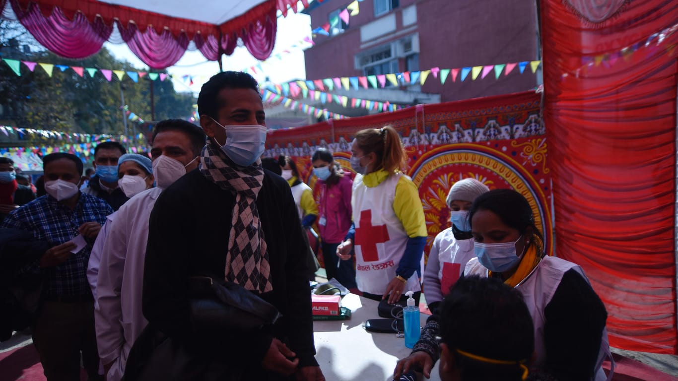 Seit Ende Januar wird auch in Nepal geimpft: Die Impfstoffe wurden in Indien hergestellt.