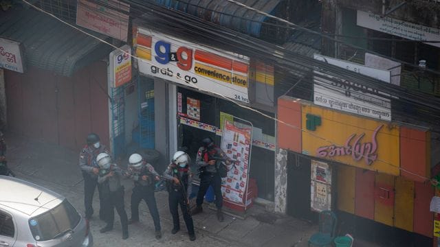 In Myanmar sind Sicherheitskräfte am Samstag erneut gewaltsam gegen Demonstranten vorgegangen. In Myanmar sind Sicherheitskräfte am Samstag erneut gewaltsam gegen Demonstranten vorgegangen.