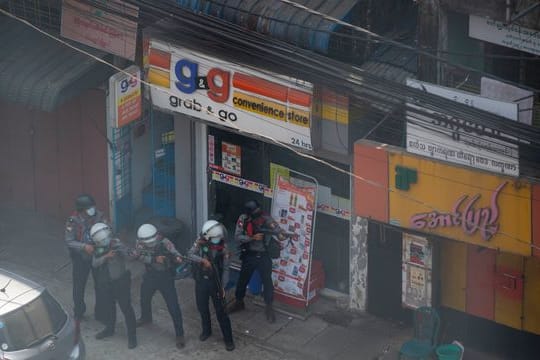 In Myanmar sind Sicherheitskräfte am Samstag erneut gewaltsam gegen Demonstranten vorgegangen.