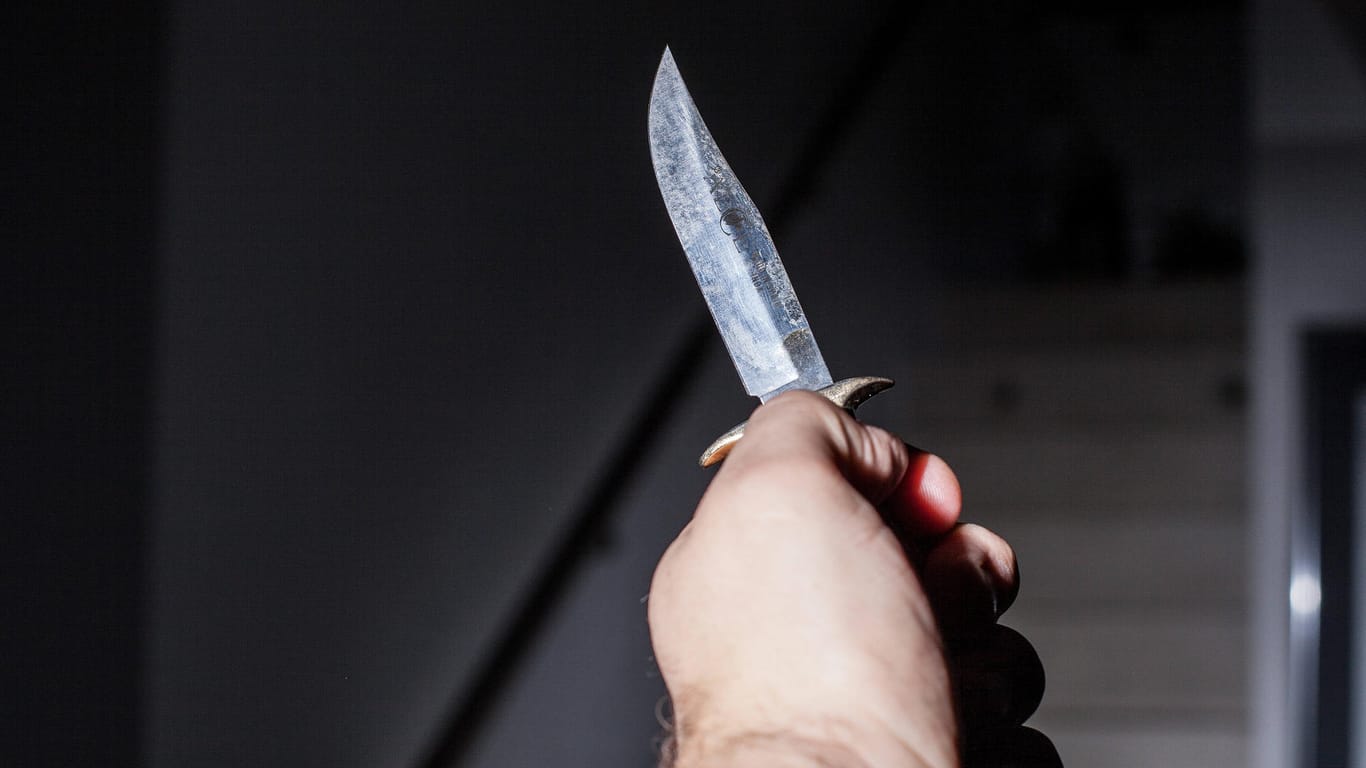Eine Person hält ein Messer in der Hand (Symbolbild): In Berlin-Mitte ist eine Person durch einen Messerstich verletzt worden.