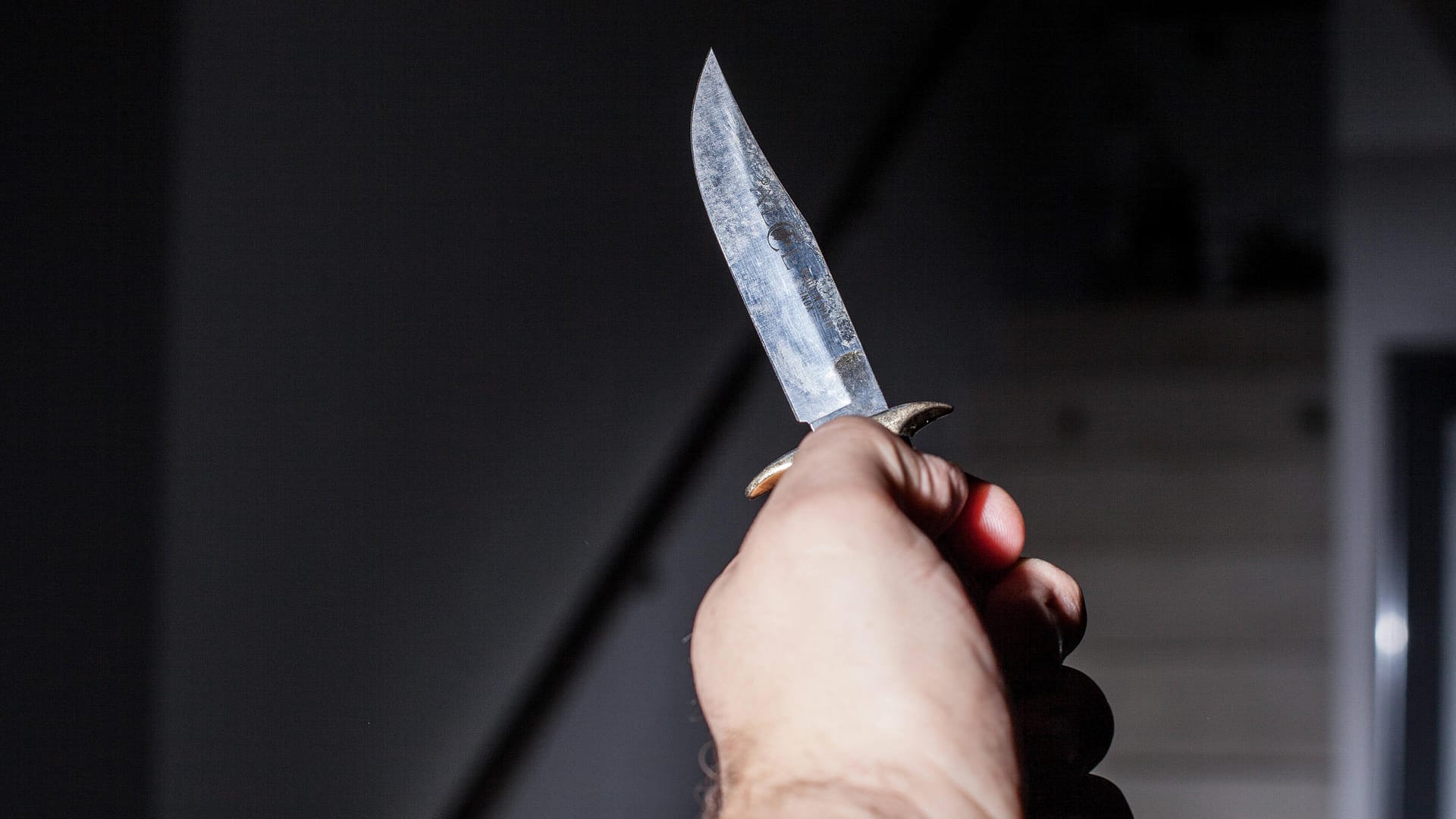 Eine Person hält ein Messer in der Hand (Symbolbild): In Berlin-Mitte ist eine Person durch einen Messerstich verletzt worden. Eine Person hält ein Messer in der Hand (Symbolbild): In Berlin-Mitte ist eine Person durch einen Messerstich verletzt worden.