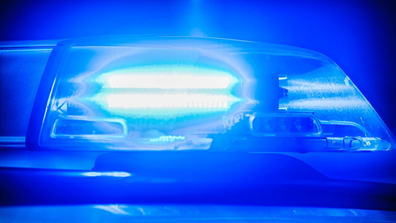 Polizei-Blaulicht: Die überfallene Frau musste ins Krankenhaus. (Symbolfoto)
