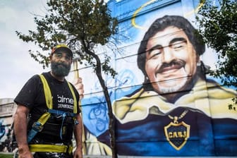 Der Künstler Alfredo Segatori steht vor seinem Wandgemälde im Viertel La Boca zu Ehren des "Goldjungen" Maradona.
