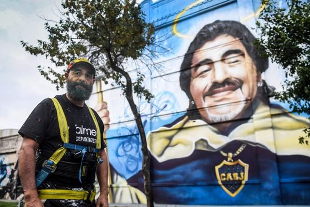 Der Künstler Alfredo Segatori steht vor seinem Wandgemälde im Viertel La Boca zu Ehren des "Goldjungen" Maradona.
