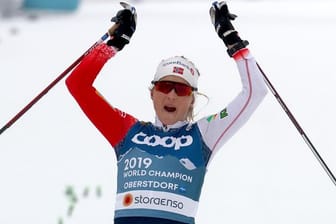 Norwegens Langlauf-Star Therese Johaug gewann in Oberstdorf erneut den WM-Titel im Skiathlon.