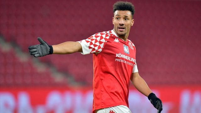Der Mainzer Karim Onisiwo wurde nach der Partie gegen Borussia Mönchengladbach rassistisch beleidigt. Der Mainzer Karim Onisiwo wurde nach der Partie gegen Borussia Mönchengladbach rassistisch beleidigt.
