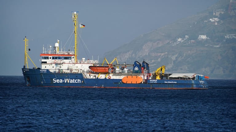 Die Sea-Watch-3 vor einem Jahr (Archivbild): Derzeit befinden sich 147 Schiffbrüchige auf dem Boot.