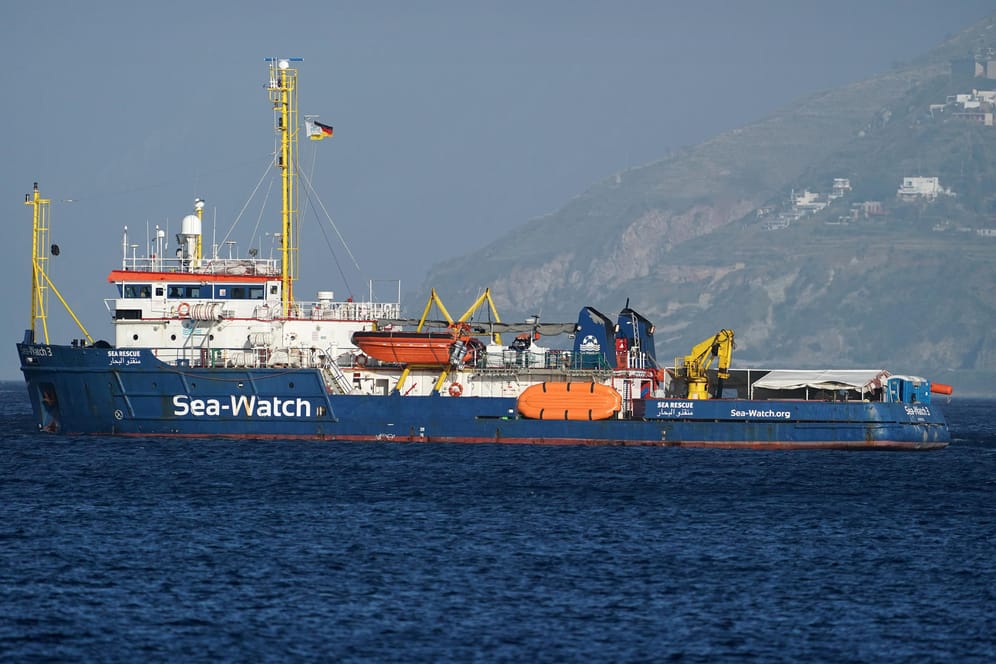 Die Sea-Watch-3 vor einem Jahr (Archivbild): Derzeit befinden sich 147 Schiffbrüchige auf dem Boot.