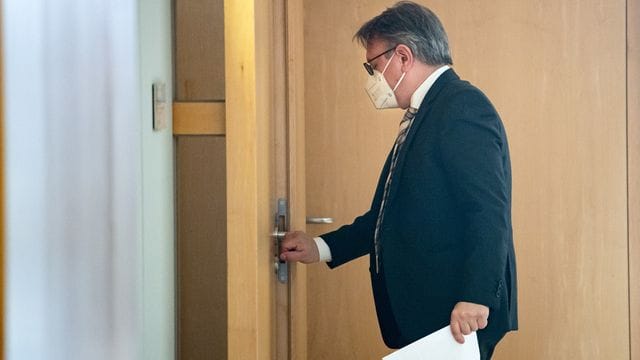 Der Bundestag hat die Immunität des CSU-Abgeordneten Georg Nüßlein aufgehoben und damit den Vollzug gerichtlicher Durchsuchungs- und Beschlagnahmebeschlüsse genehmigt. Der Bundestag hat die Immunität des CSU-Abgeordneten Georg Nüßlein aufgehoben und damit den Vollzug gerichtlicher Durchsuchungs- und Beschlagnahmebeschlüsse genehmigt.