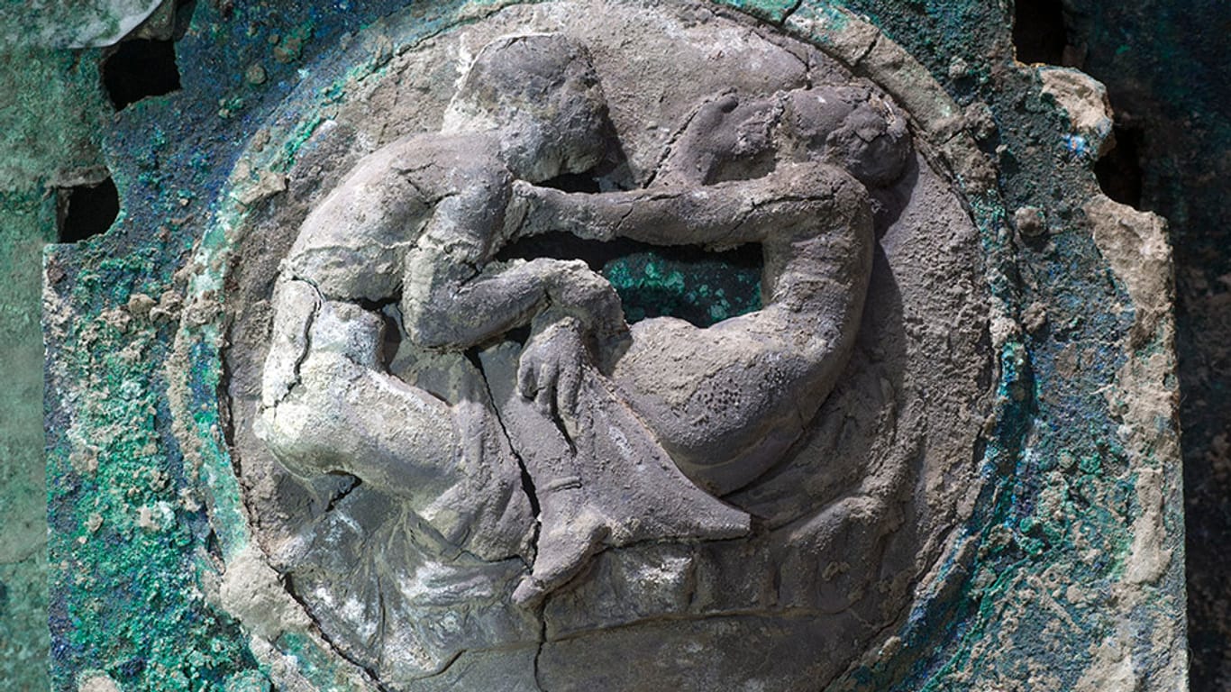 Dekorationen aus Zinn und Bronze zeigen Männer und Frauen in erotischen Szenen: Der Wagen wurde nach ersten Erkenntnissen von der römischen Elite für feierliche Anlässe verwendet.