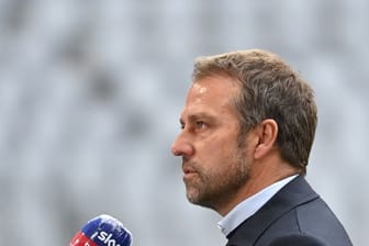 Münchens Trainer Hansi Flick stellt sich vor dem Spiel beim Interview den Fragen der Journalisten.