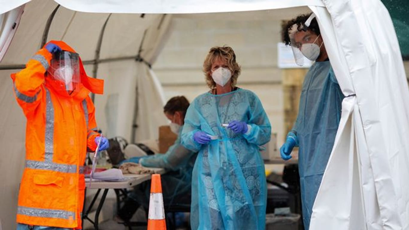 Medizinisches Personal in einem temporären COVID-19-Testgelände im neuseeländischen Auckland.