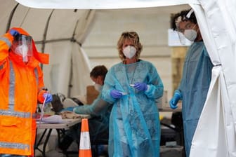 Medizinisches Personal in einem temporären COVID-19-Testgelände im neuseeländischen Auckland.