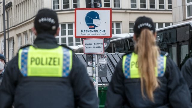 Polizisten in der Hamburger Innenstadt. Polizisten in der Hamburger Innenstadt.