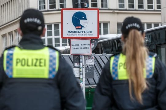 Polizisten in der Hamburger Innenstadt.