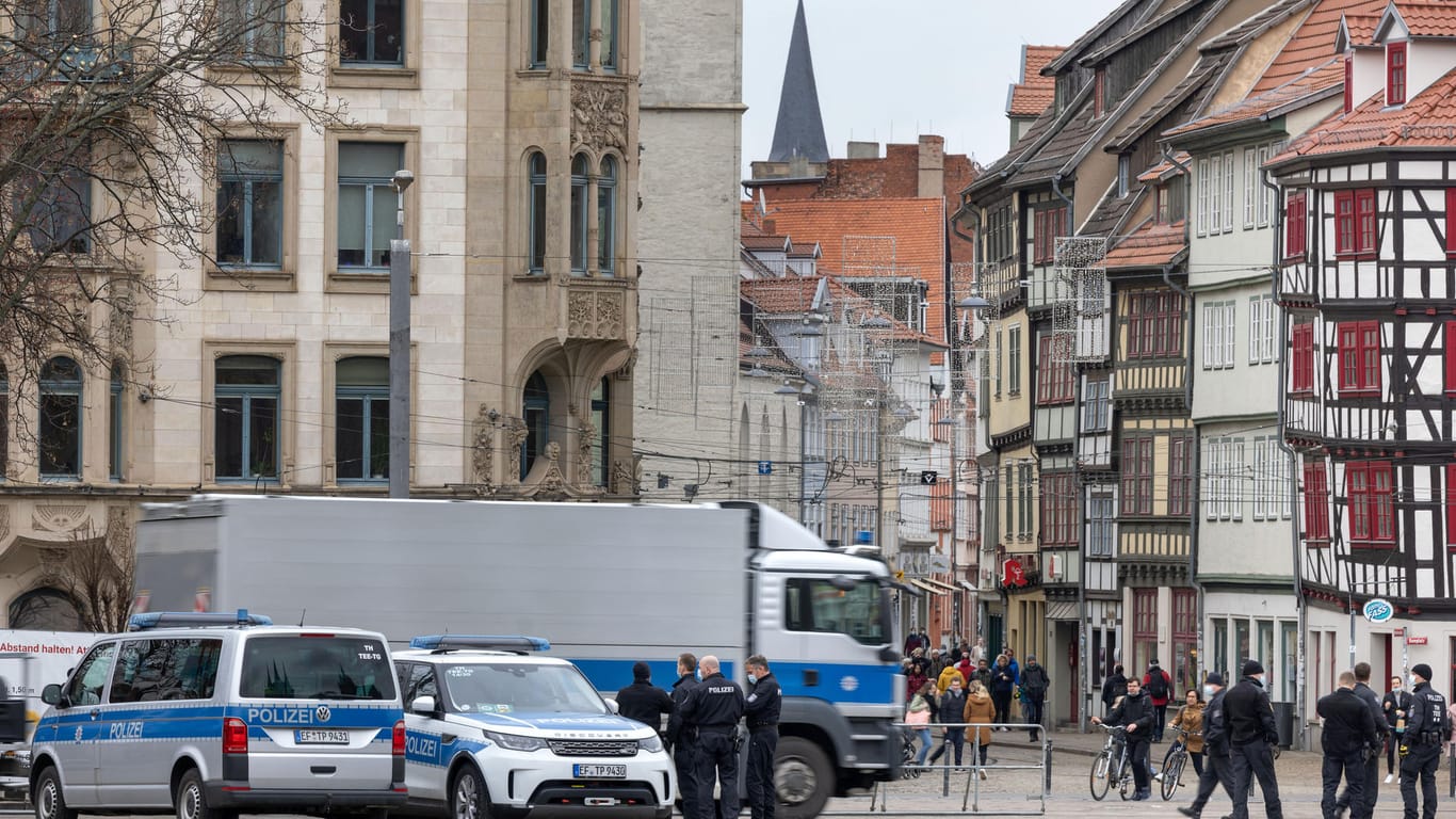 Einsatzkräfte am Domplatz in Erfurt: Die Polizei setzt die Verbotsverfügung gegen eine Demonstration durch.