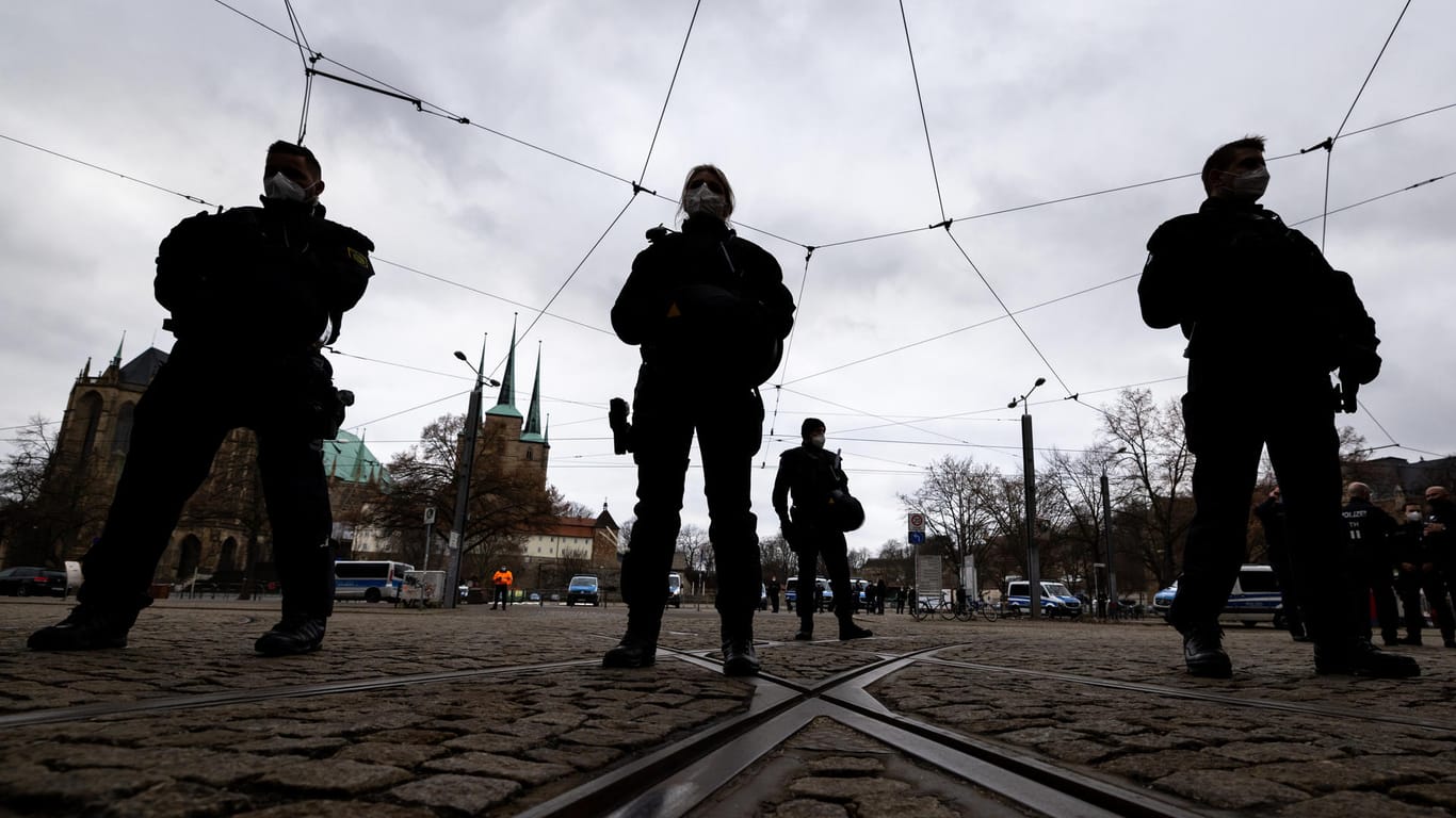 Polizisten stehen in Erfurt: Sie riegeln die Zugänge zum Domplatz ab.