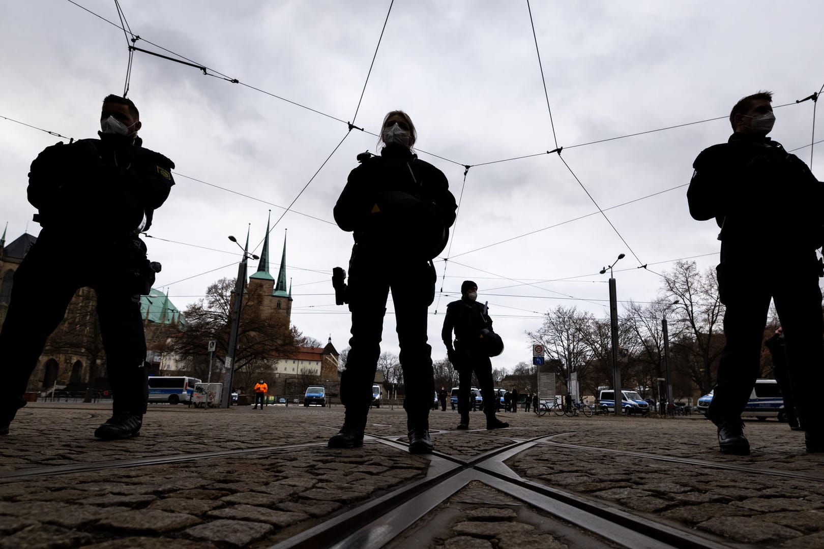 Polizisten stehen in Erfurt: Sie riegeln die Zugänge zum Domplatz ab.