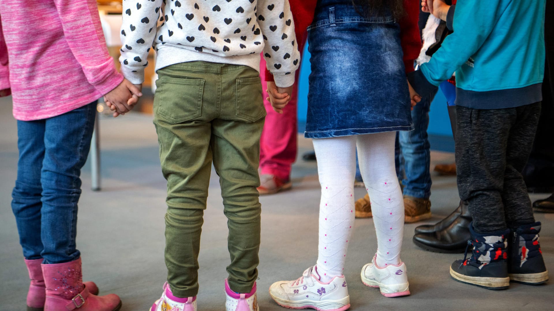 Kinder im Kindergartenalter (Symbolbild): In einer Kita in Hessen gab es einen größeren Corona-Ausbruch. Kinder im Kindergartenalter (Symbolbild): In einer Kita in Hessen gab es einen größeren Corona-Ausbruch.