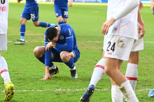 Schalkes Mittelfeldspieler Nabil Bentaleb hockt nach einem vergebenen Strafstoß auf dem Rasen.