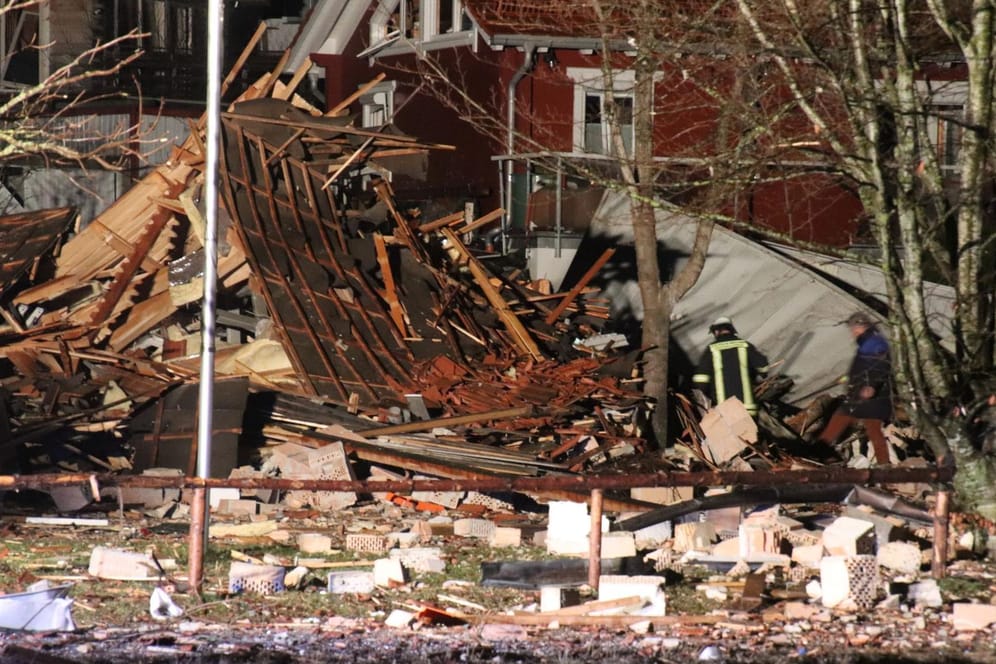 Vereinsheim in Oberbeuren durch Explosion zerstört: Auch umliegende Häuser wurden beschädigt.
