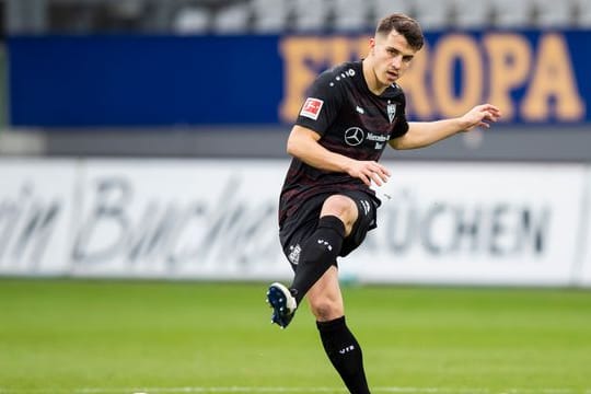 Stuttgarts Marc Oliver Kempf spielt einen Pass zu einem Mitspieler.