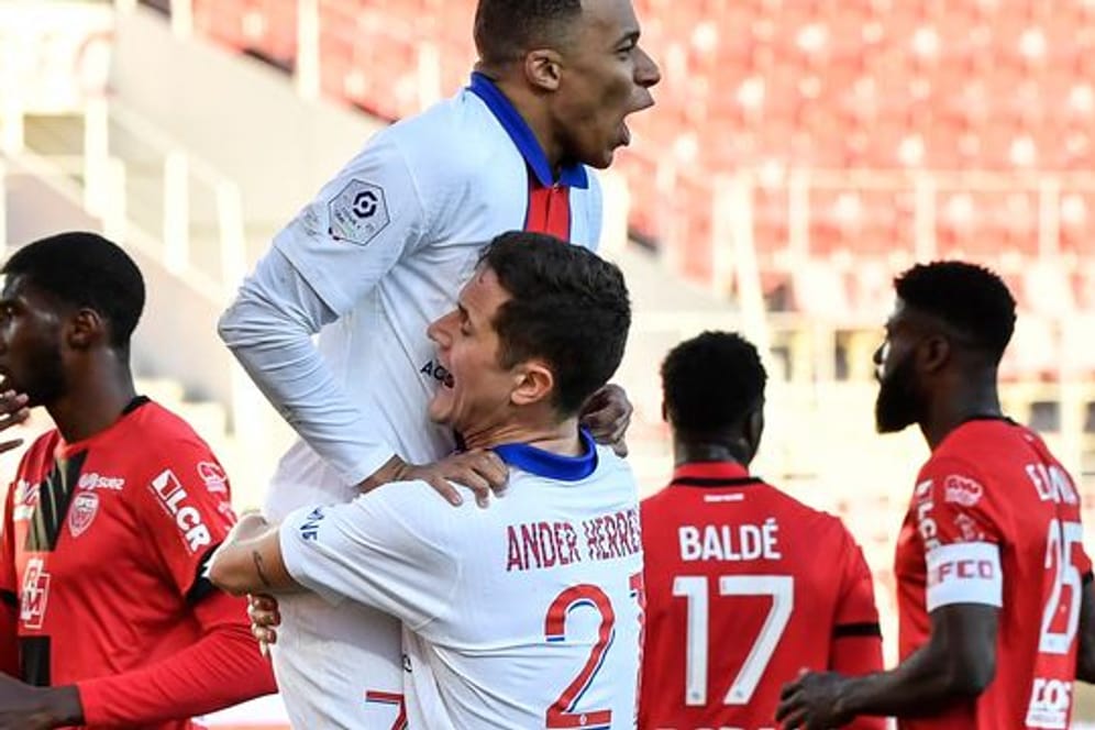Top-Star Kylian Mbappe (oben) feiert mit seinem Teamkollegen Ander Herrera sein Tor zur zwischenzeitlichen 2:0-Führung.