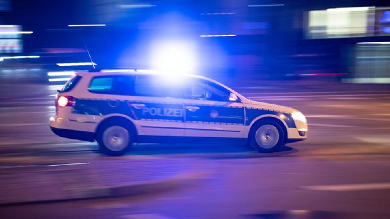 Streifenwagen: In Hessen ist eine Frau leblos in einem Gebüsch gefunden worden.