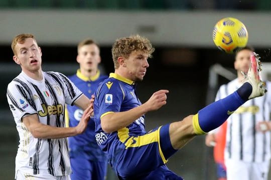 Veronas Matteo Lovato (r) und Juventus Dejan Kulusevski im Zweikampf um den Ball.