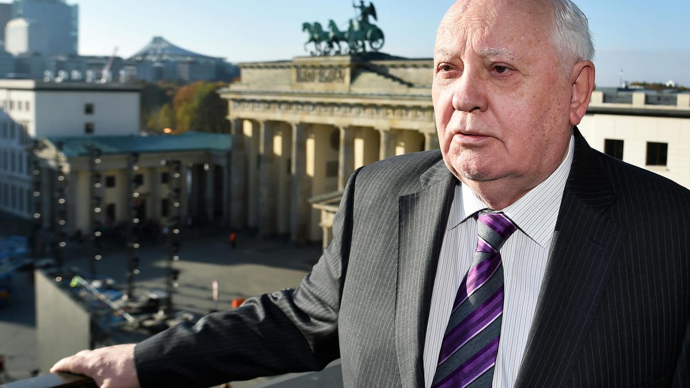Der frühere sowjetische Staatspräsident Michail Gorbatschow am Pariser Platz in Berlin (Archivbild). Er mahnt die USA und Russland an, weiter in Sachen Abrüstung zu verhandeln.