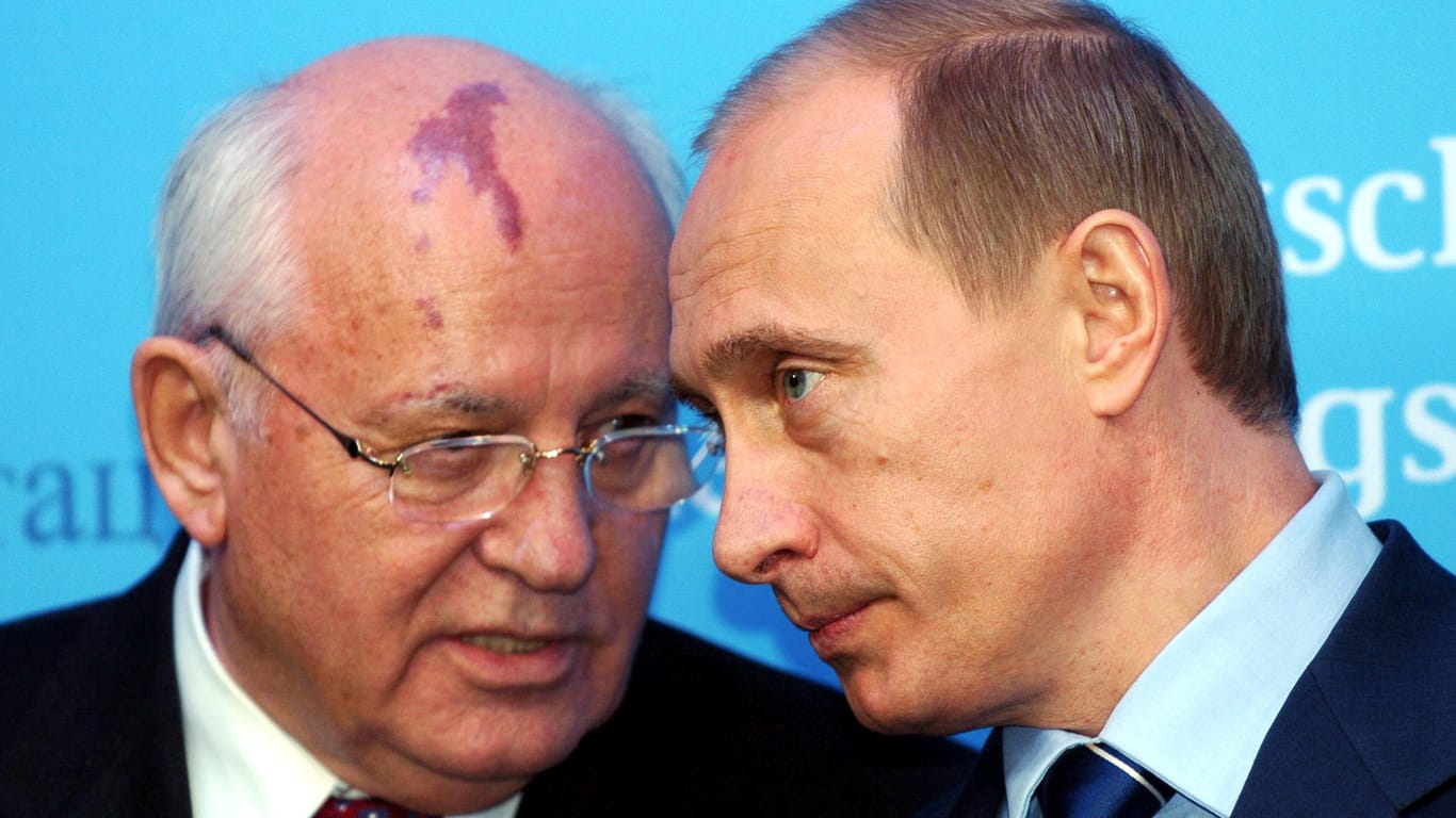 Der russische Präsident Wladimir Putin und der frühere sowjetische Staatspräsident Michail Gorbatschow (l) sprechen auf einer Pressekonferenz im miteinander. (Archivbild): Auch Putin drückte sein Beileid zum Tode Gorbatschows aus.