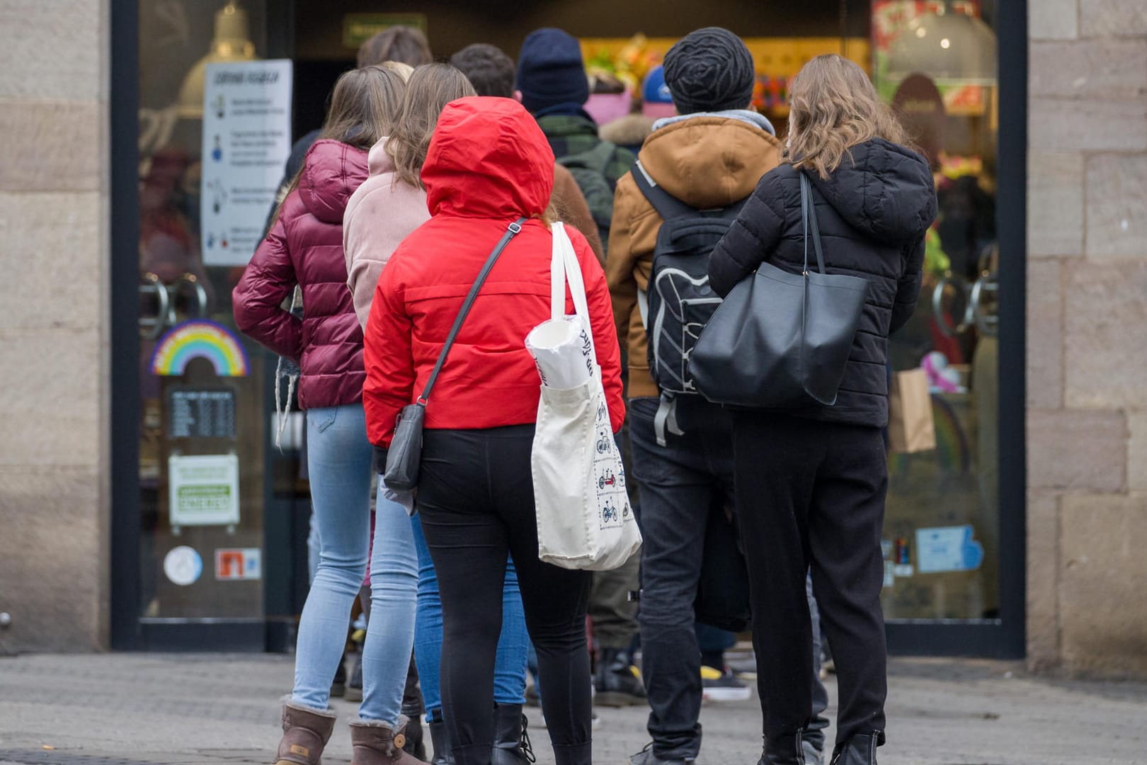 Einkäufer stehen vor einem Geschäft in der Warteschlange (Archivild). Viele Bürger wollen wieder shoppen gehen.