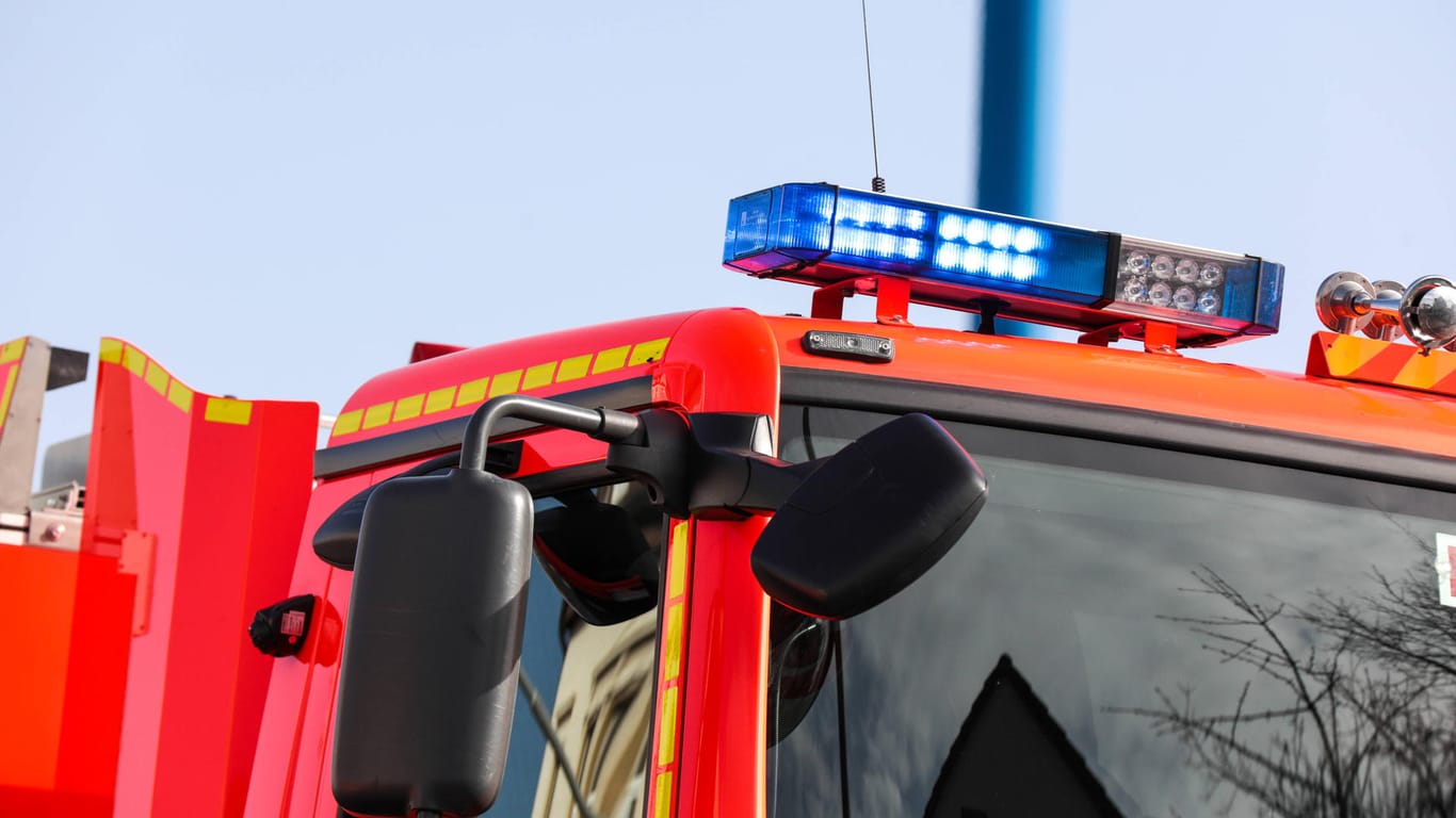 Blaulicht auf dem Dach eines Feuerwehrfahrzeuges (Symbolbild). In Düsseldorf befreiten die Retter einen Bernhardiner, der unter einer Straßenbahn eingeklemmt war.