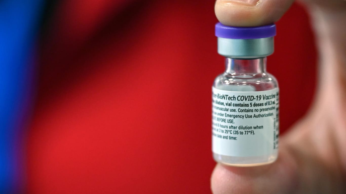 Ein kleiner Glasbehälter mit dem Impfstoff von Biontech/Pfizer für eine Corona-Schutzimpfung (Symbolbild). Nicht alle Dosen werden derzeit rechtzeitig verwendet.
