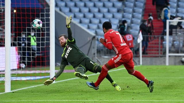 Doppeltorschütze Serge Gnabry (r) erzielt das Tor zum 5:1 gegen Kölns Torwart Timo Horn. Doppeltorschütze Serge Gnabry (r) erzielt das Tor zum 5:1 gegen Kölns Torwart Timo Horn.
