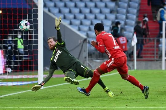 Doppeltorschütze Serge Gnabry (r) erzielt das Tor zum 5:1 gegen Kölns Torwart Timo Horn.