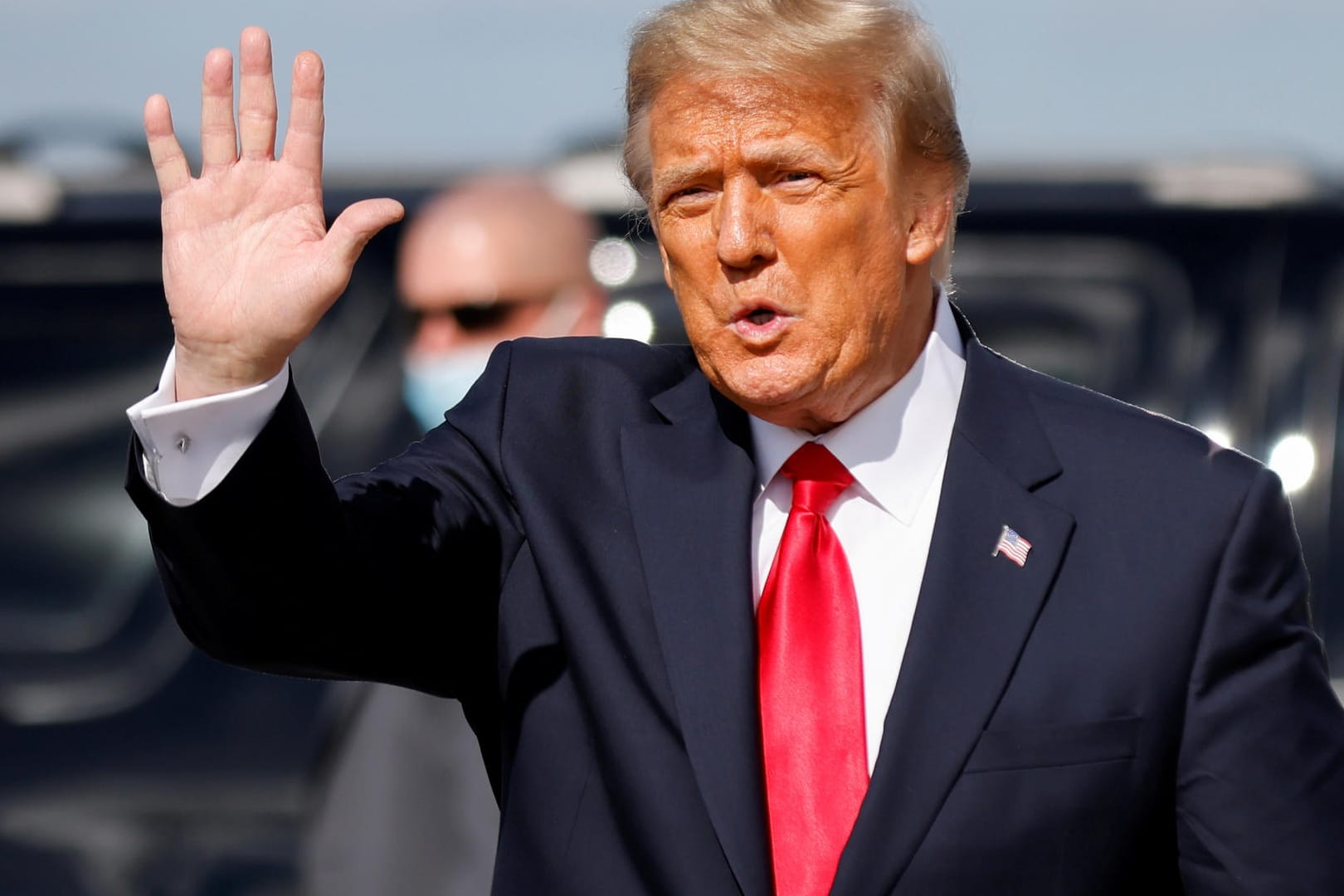 Donald Trump winkt zu Journalisten in Florida (Archivild). Er wird am Sonntag eine Rede vor konservativen Anhängern halten.
