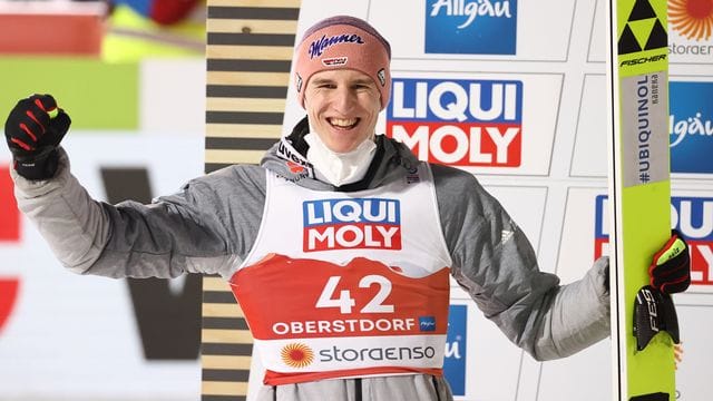 Geiger jubelt auf dem Podium über den zweiten Platz.