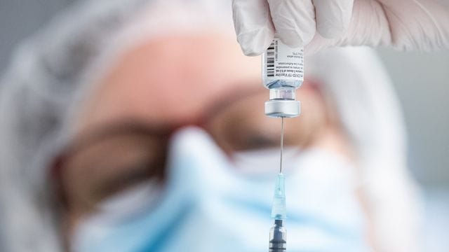 Eine Ampulle mit einem Vakzin: Trotz der Impfungen steigen die Corona-Neuinfektionen weiter an. Eine Ampulle mit einem Vakzin: Trotz der Impfungen steigen die Corona-Neuinfektionen weiter an.