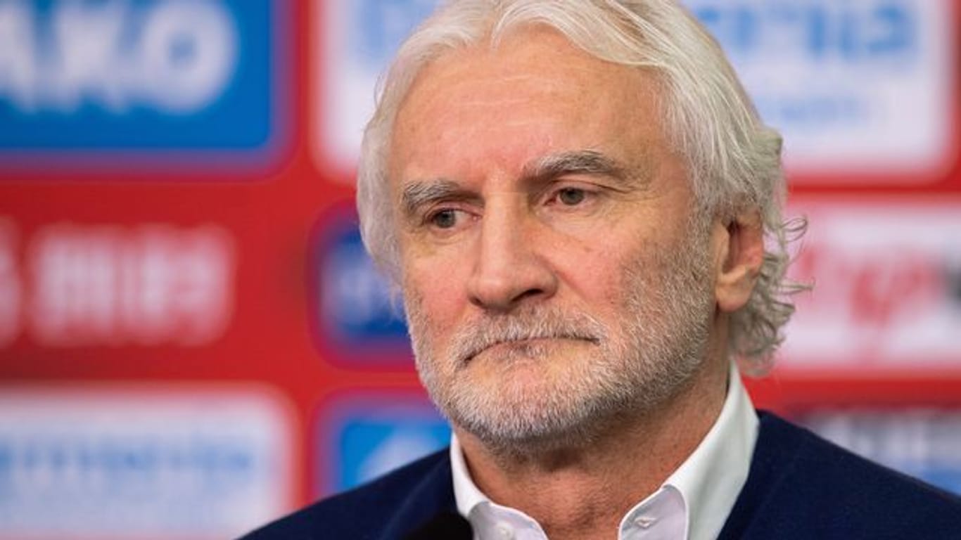 Bayer-Sportchef Rudi Völler hat weiterhin Vertrauen in Trainer Peter Bosz.